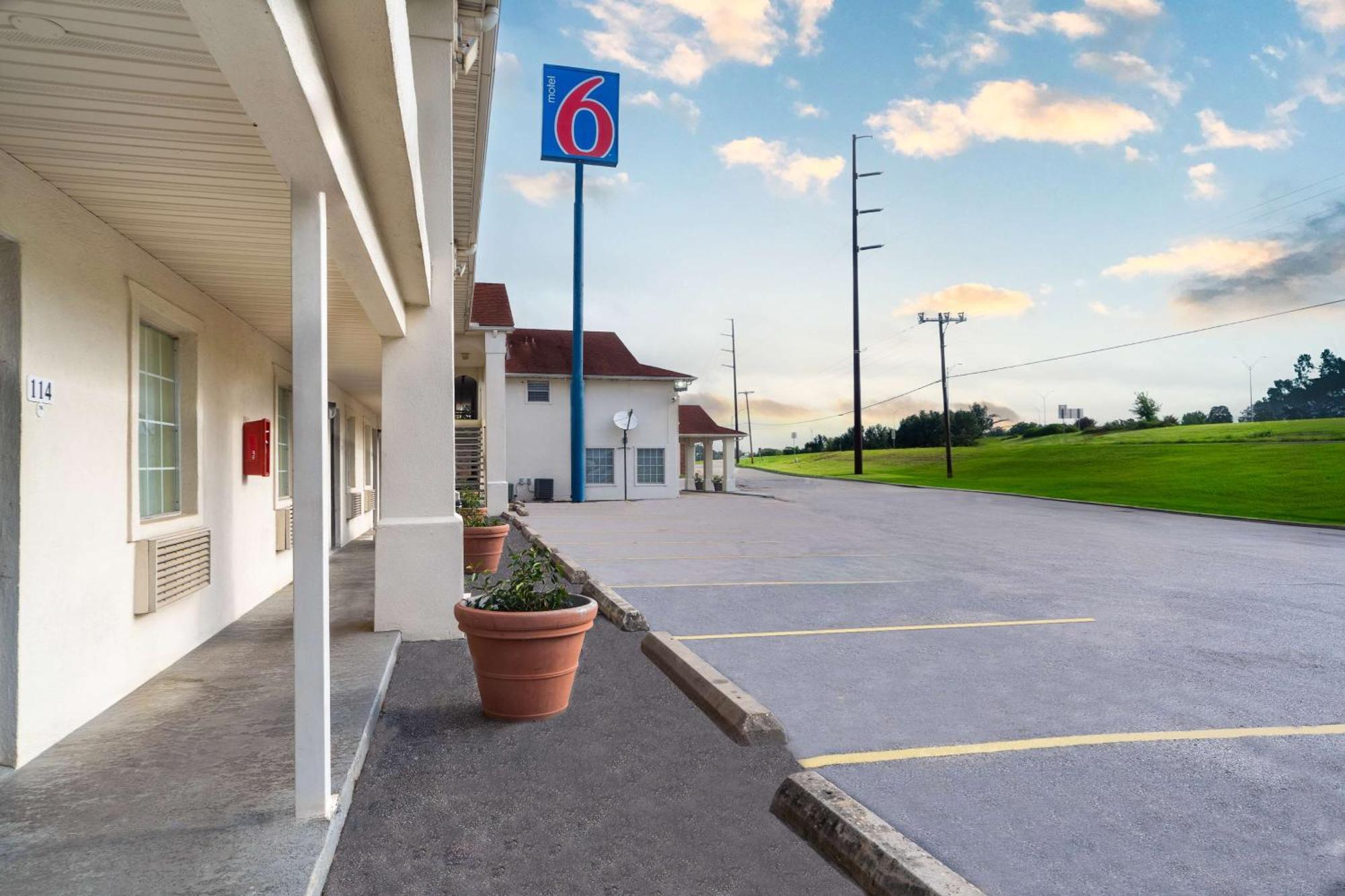 Hotel 6-livingston, Tx 2*